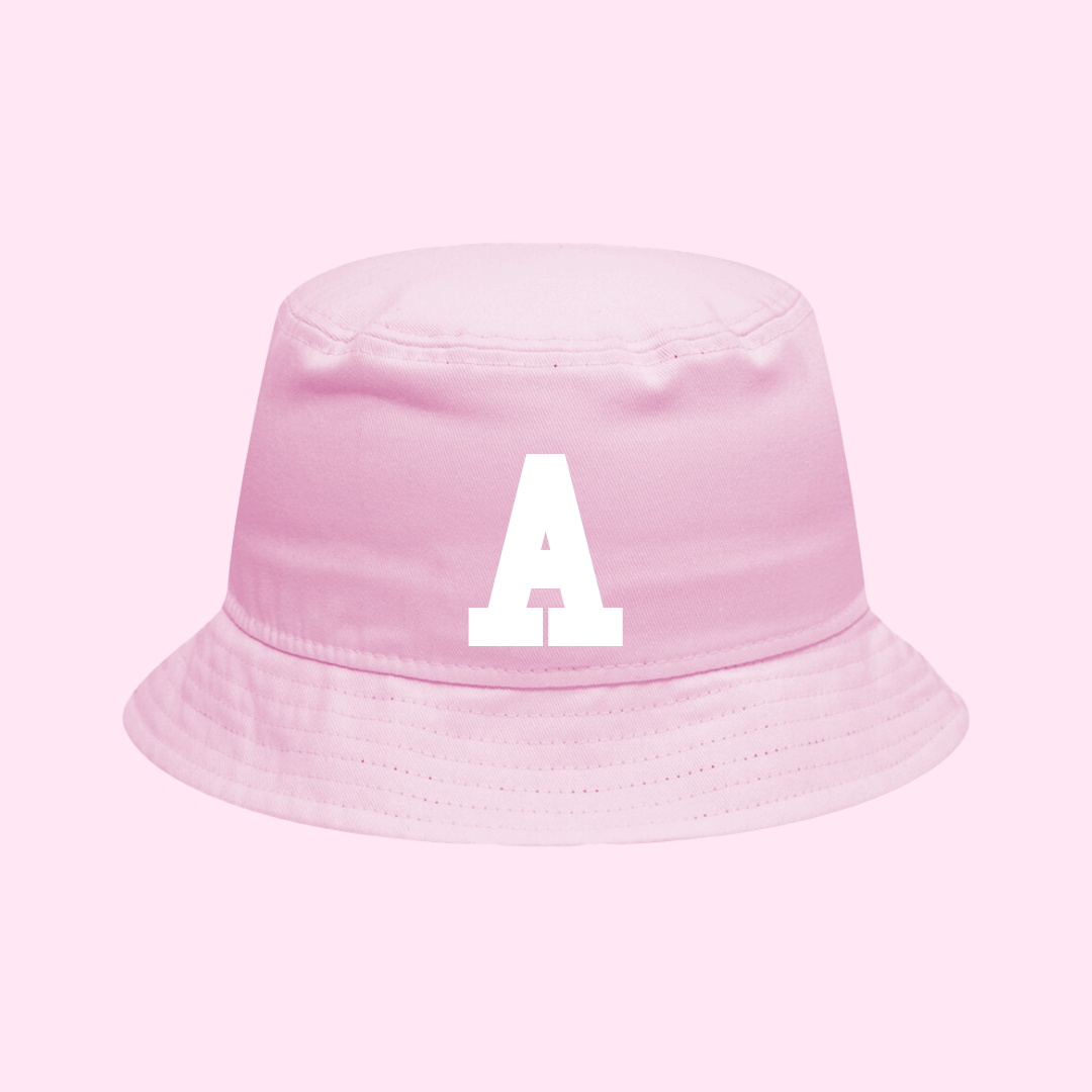 Bucket hat con inicial Varsity bordada